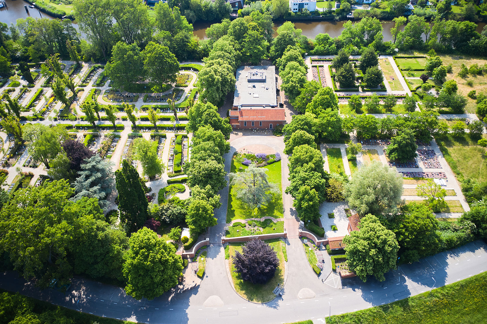 Welkom bij DELA IJsselhof | crematorium en (natuur)begraafplaats in Gouda