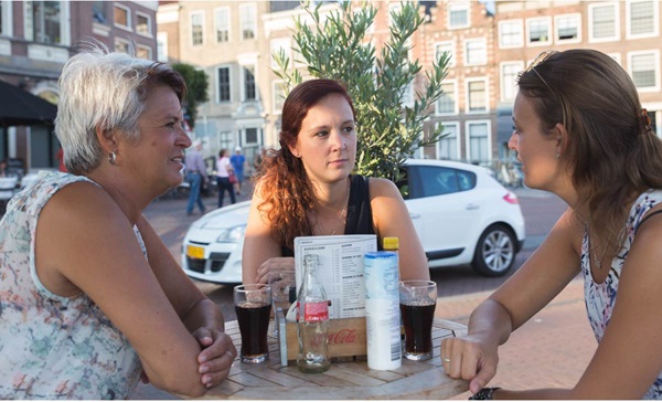 Moeder en twee dochters | DELA