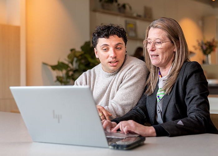 Quincy met Evelien achter een laptop