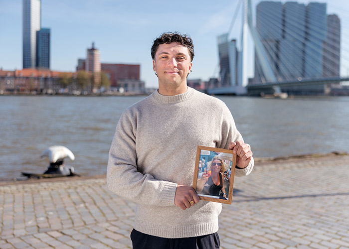 Quincy met foto van zijn overleden moeder
