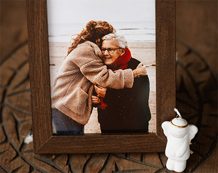 Foto van oma en engeltje op het altaartje van Rachel
