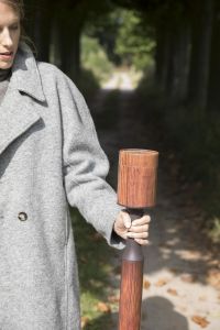 Vrouw met wandelstok