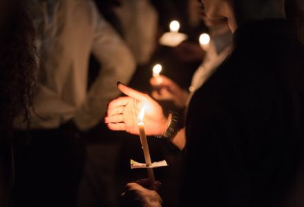 Kaarsen in handen tijdens ritueel