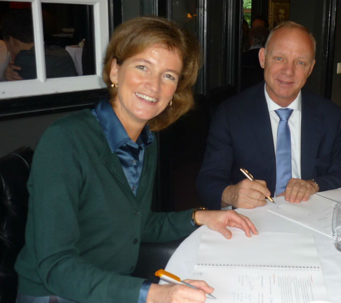 Ondertekening Uitvaartverzorging Dordrecht - partner DELA