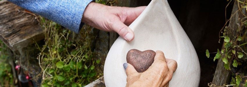 Een urn met klein hartje uit de collectie herinneringsproducten van DELA
