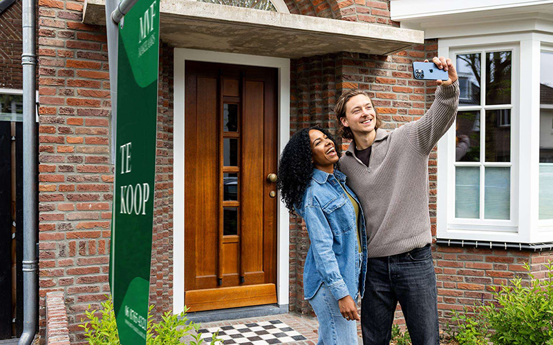 Stel maakt selfie na aankoop nieuw huis Stel maakt selfie na aankoop nieuw huis
