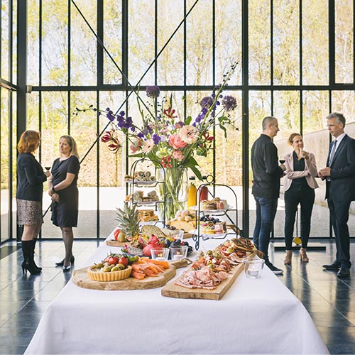 Mensen eten en drinken na een afscheidsceremonie