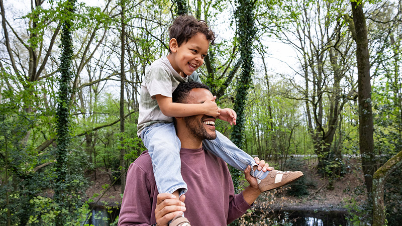 Vader met zoon in de nek Vader met zoon in de nek