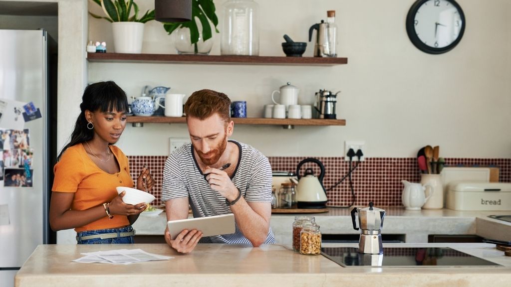 man en vrouw in de keuken met een iPad
