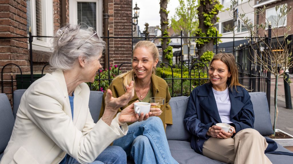 drie vrouwen drinken koffie