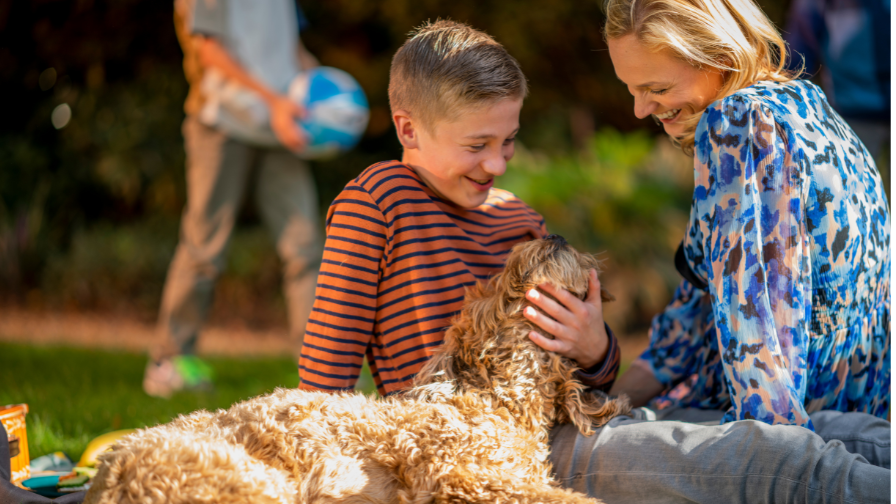 Moeder en zoon op grasveld