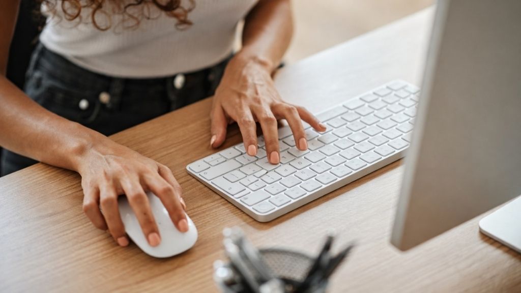 Vrouw achter laptop