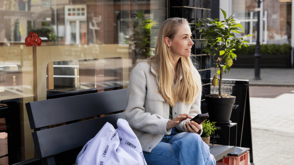 Vrouw telefoon buiten