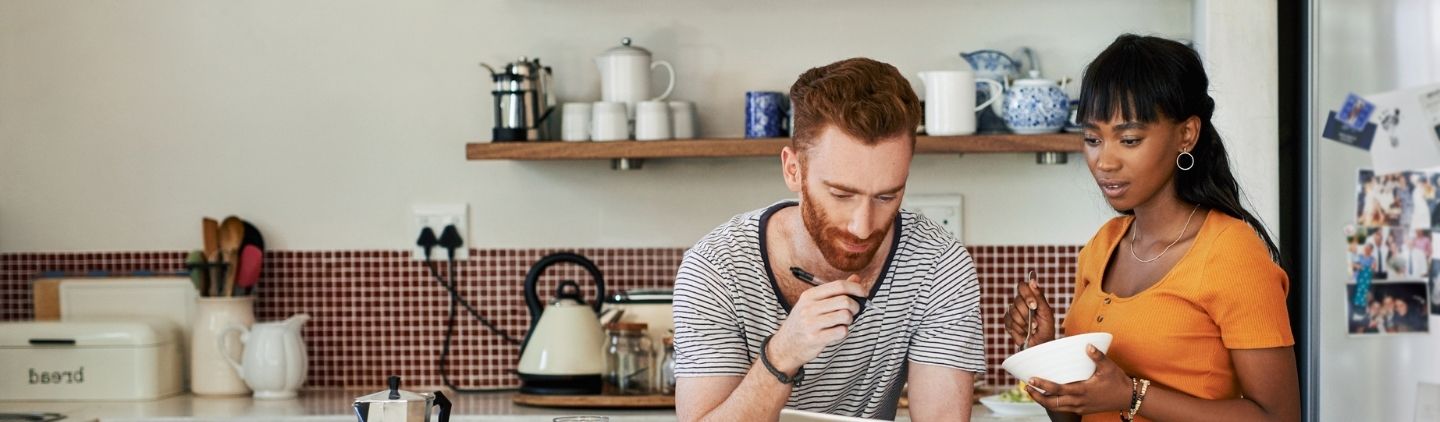 jong stel in de keuken