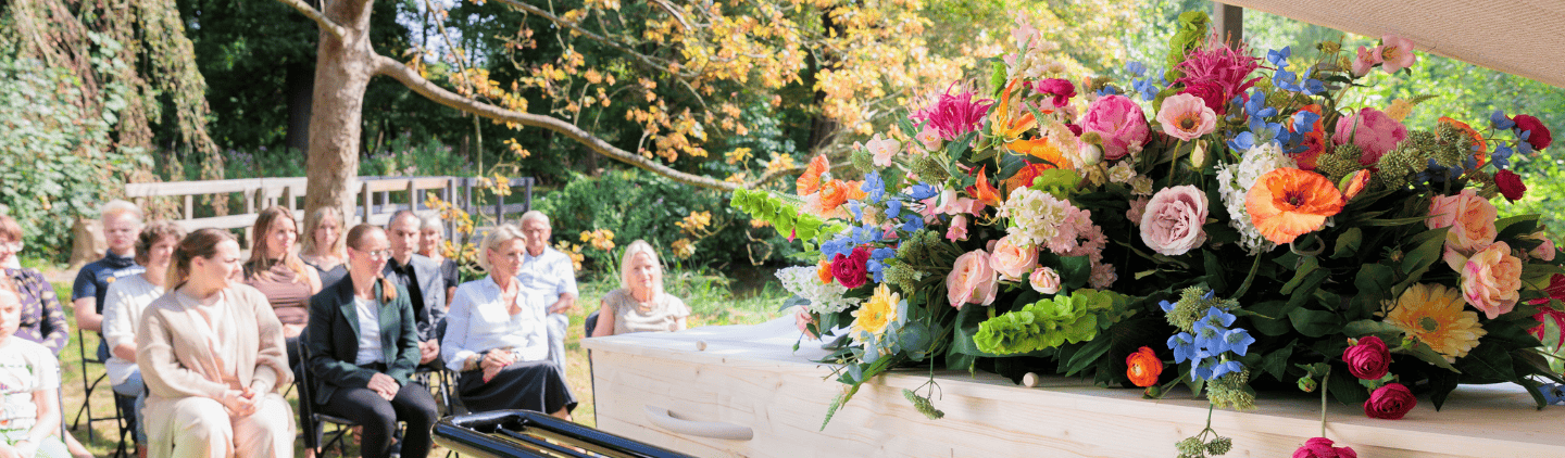 Uitvaart met kist en bloemen